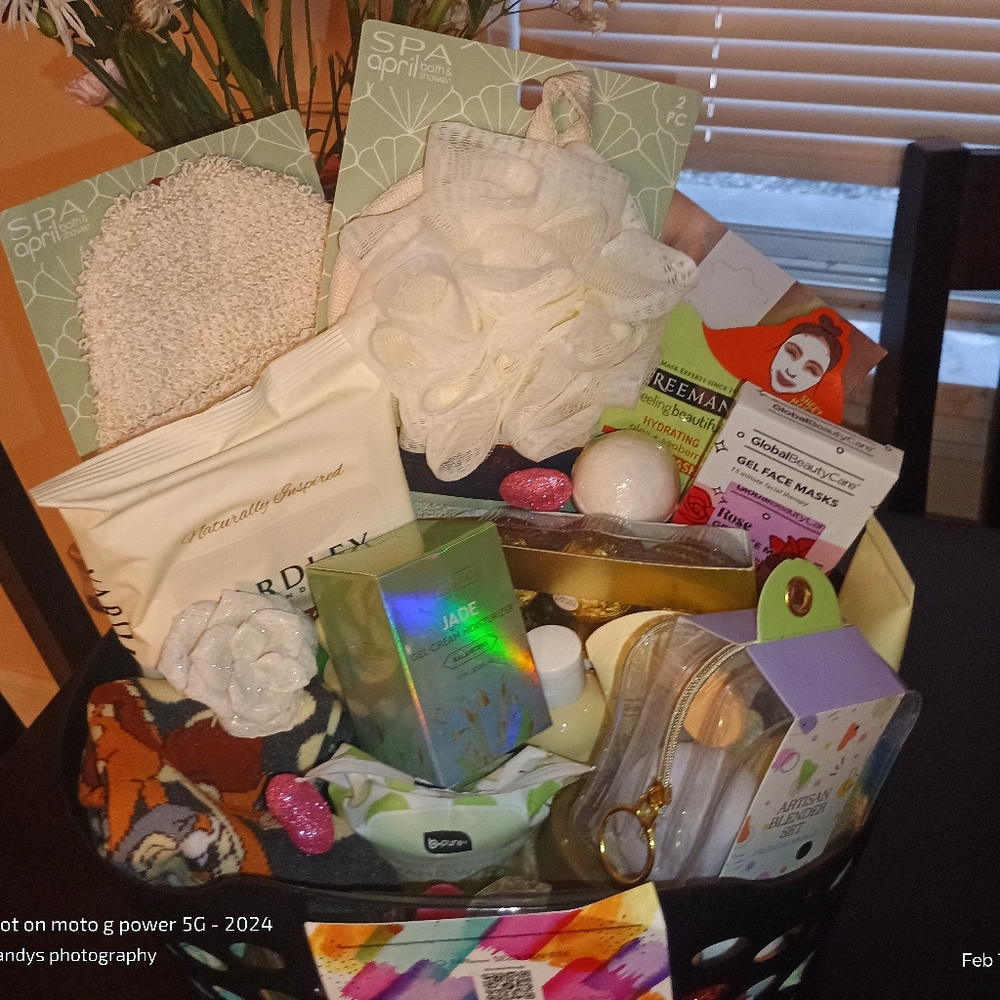 Spa Gift Basket with Assorted Beauty Products Women's Luxury Spa Day Anniversary - Picture 2 of 4